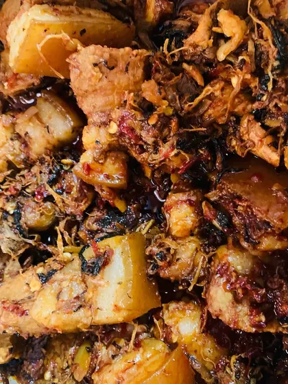 This is a delicious dry pork dish cooked with dried bamboo shoot and a red chilli chutney we call 'etsu molu'.