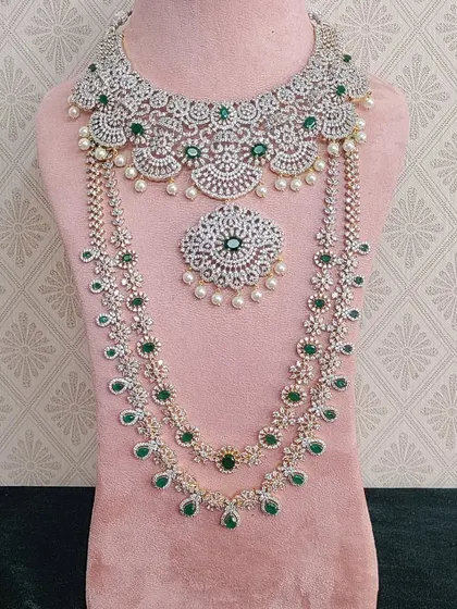 This AD stone set with emerald-green stones is another beautiful option for a reception. The design is elegant and timeless.