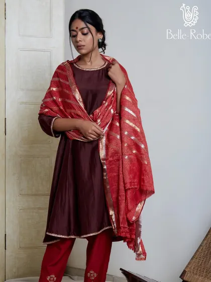 For this look from Belle Robe, I created a classic Indian makeup style with a defined eye and a bindi. It pairs beautifully with the rich maroon and red tones of the outfit.