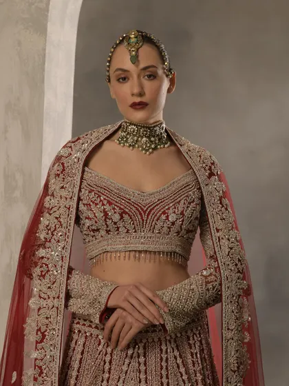 A closer look at the intricate blouse and jewellery of a bridal ensemble. The V-neck blouse is adorned with delicate tassels, and I selected a pearl and kundan choker that sits perfectly on the collarbone.