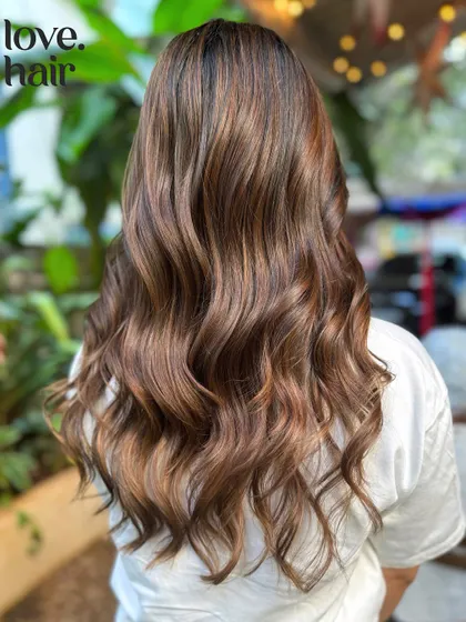 The perfect mocha flow. This look is all about soft, natural-looking highlights that grow out beautifully. (No filter)