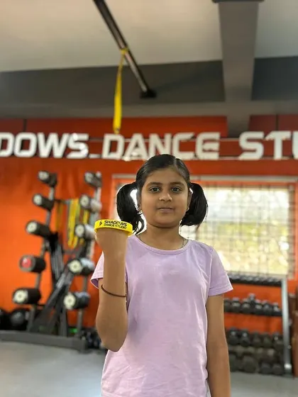 Vinati earned her yellow 'Shadows WOW' wristband for her top performance in the basic level. We're so proud.