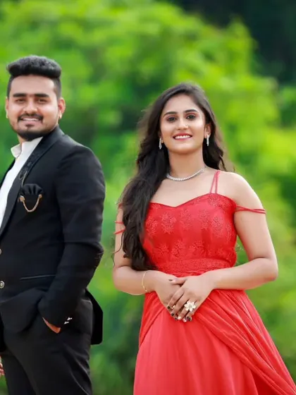 A close-up of the stylish couple. I provided the groom's modern black suit with a chain accessory, which adds a touch of personality to his pre-wedding look.