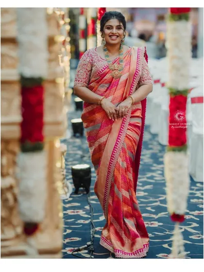 Another full length portrait of Varsha. Her makeup is fresh and vibrant, a perfect match for her bright and cheerful saree.