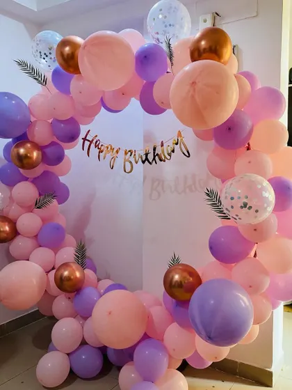 A beautiful pastel balloon ring in shades of pink and purple, perfect for a soft and dreamy birthday theme.