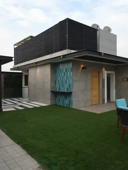The upper terrace of the Screen House serves as a private haven, featuring a naturally lit gym, a landscaped open space, and a serene area for yoga or casual gatherings.
