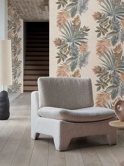 An artist's sketch is reinterpreted on embroidered linen cloth in our Hanaé wallcovering. The overlapping threads and mix of colors add depth to the foliage, giving a modern twist to the botanical design.