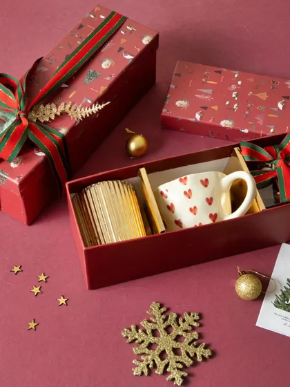This red Christmas box contains a cute heart-printed mug and our gourmet hot chocolate mix, making it a perfect gift for a cozy night in.