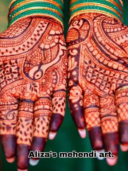 Another look at this incredible stain. The contrast between the dark color and the skin makes the design look so bold and beautiful.