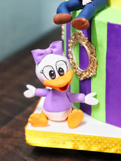 A duplicate image of the Daisy Duck figurine, showcasing her cheerful expression.