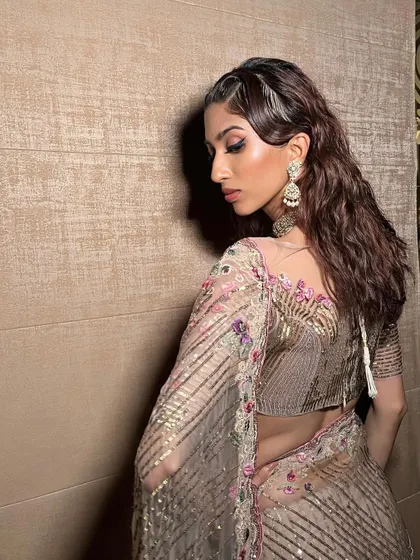 A soft and ethereal look for The Luxo Show. The makeup is kept minimal and fresh, with shimmering eyeshadow and glossy lips to match the delicate, embellished saree.