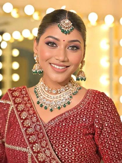 A complete bridal look featuring a heavy, gold-plated Kundan necklace, haath phool, and maang tikka, all available for rent.