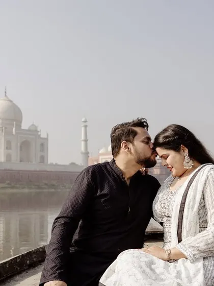 An intimate moment on a boat with the Taj Mahal softly reflected in the Yamuna river. This is the kind of iconic, romantic destination shot I love to create, capturing a classic symbol of love in a unique and personal way.