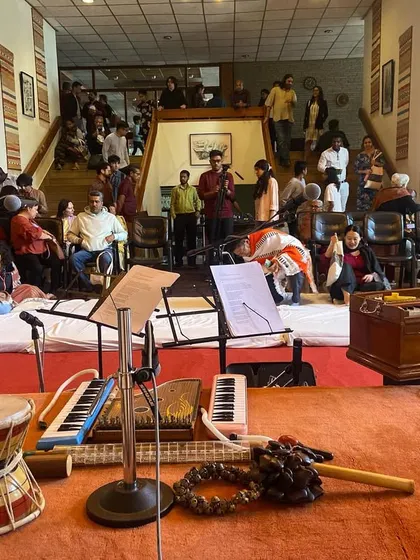 A performance of our show 'Threshold' in Panchgani with my wonderful collaborators Bindhumalini and Nikhil Nagaraj. These intimate gatherings filled with music, poetry, and conversation are truly special.
