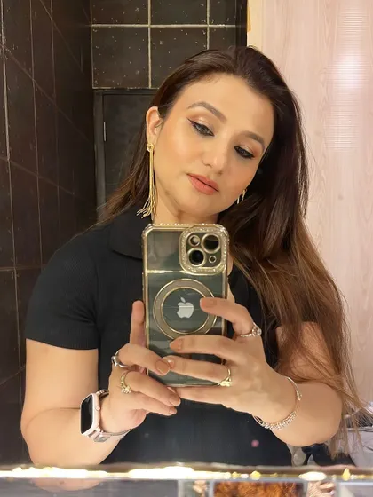 A mirror selfie of my business event look.