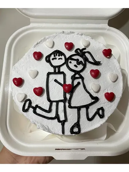 Another view of the romantic couple-themed bento cake, a popular design for loved ones.