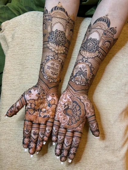 A beautiful design with a mix of floral and peacock motifs. The back of the hand features a stunning mandala with a Bengali quote.
