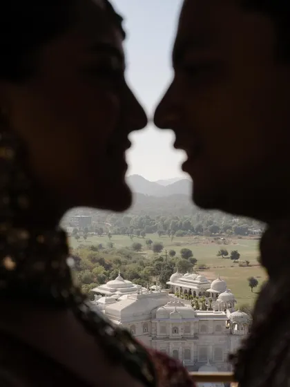 A creative silhouette shot, with the palace in the background. I love playing with focus and composition to create unique and artistic couple portraits.