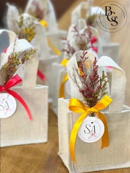 Simple, eco-friendly, and beautiful. These small jute bags, personalized with an initial tag and a colourful ribbon, are a wonderful option for sustainable return gifts, perfect for a rustic or bohemian-themed event.