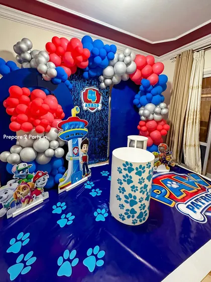 No job is too big, no pup is too small for this Paw Patrol birthday theme. This immersive setup features a full-room decoration with a themed floor mat, character cutouts, and a balloon arch in red, blue, and silver.