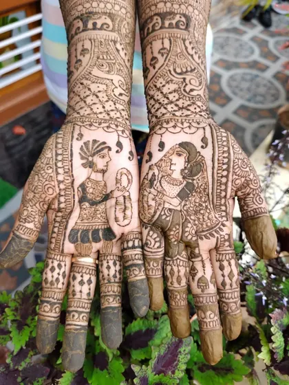 Another angle of the dulha-dulhan mehendi, showing the intricate details and shading that bring the figures to life.