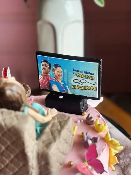 Bringing the laughs of Taarak Mehta Ka Ooltah Chashmah to a celebration. This cake is for the ultimate fan, featuring a cozy scene of watching the show with popcorn.