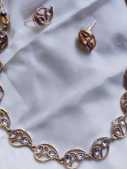 A simple and elegant kundan-style necklace set with leaf-shaped motifs. Perfect for pre-wedding functions or for wedding guests.