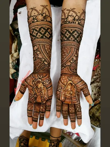 This design features a sweet portrait of the couple on the palms, with delicate floral vines framing the top. The geometric patterns on the forearms provide a beautiful contrast.
