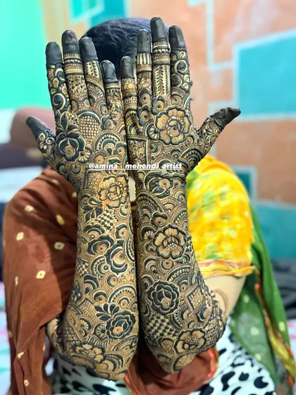 This is an example of my signature full-arm floral mehendi. I love creating dense, intricate patterns with elements like roses, paisleys, and detailed fillers to give you a rich and traditional look for any celebration.