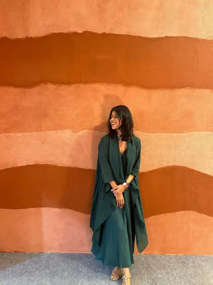 A simple cotton dress can look amazing against a gorgeous backdrop. This photo was taken at an art exhibition, proving that inspiration is everywhere.