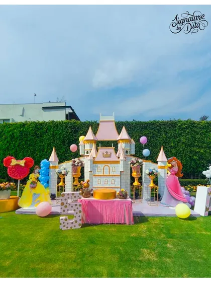 I brought the magic of Disney to life with this incredible fairytale castle, creating a royal celebration for a little princess's 5th birthday. This large-scale prop serves as the stunning centrepiece for the entire event, perfect for photos and imaginative play.