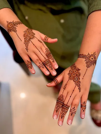 A stylish and minimal Arabic design, perfect for an engagement party. The pattern flows elegantly from the wrist to the fingertips.
