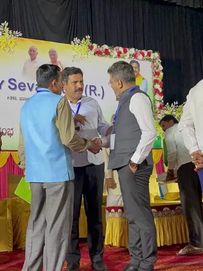 Greeting and thanking the other dignitaries and volunteers who made the event possible.