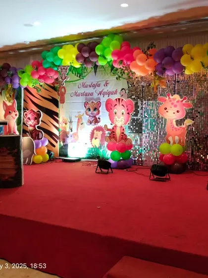 Another shot of the colorful jungle theme stage, ready for the party to begin.