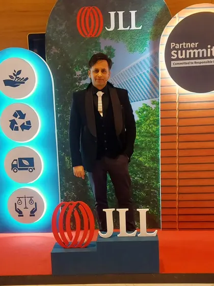 Ready for the JLL Partner Summit. I enjoy creating illusions for real estate giants, adding a touch of magic to their world of creating skylines.
