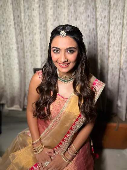 Jhanvi looking absolutely lovely for her Mandap Mahurat. We went for a soft, pretty look with pink eyeshadow and a dewy base.