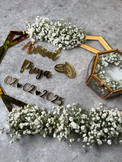 The full view of the modern hexagonal acrylic frame platter, a chic and stylish option for your engagement.