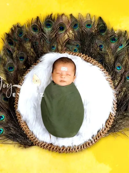 Celebrate your faith and heritage with a divine Lord Murugan themed newborn shoot. We use a fan of peacock feathers and a traditional 'tripundra' on the baby's forehead to create a respectful and beautiful image.