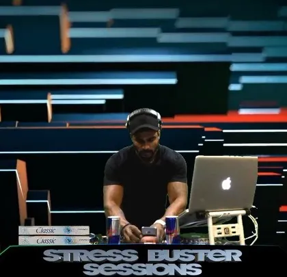 A throwback to my "Stress Buster Sessions" during the lockdown. These virtual corporate gigs had full green screen production.