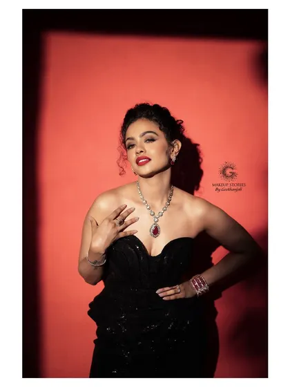 A classic Hollywood red carpet look created for my professional makeup course. This style, with its bold red lip and sophisticated updo, is essential for any artist working with celebrity or event clients.