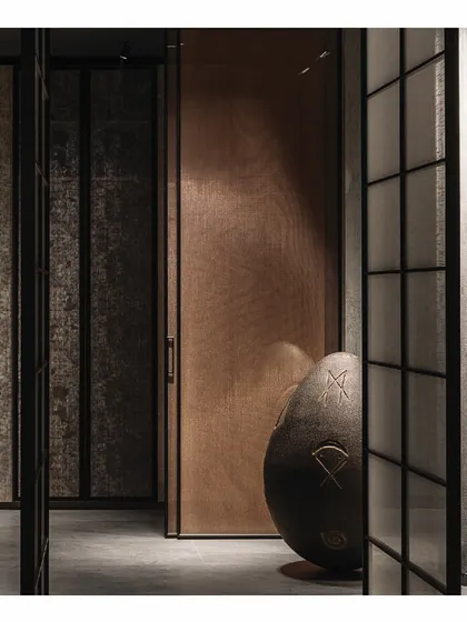 The Zen garden zones in the 'Frozen' store are surrounded by partitions, allowing visitors to stroll through them casually. This interactive element breaks down the barrier between observer and space, making the design an experience.