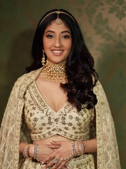 When the glow hits differently! This luxe look features neutral tones and a radiant finish, creating a showstopper vibe that's both edgy and classic.