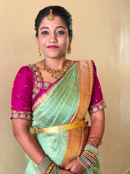 Another angle of this beautiful muhurtham look. You can see how the pallu pleats are neatly pinned at the shoulder, creating a clean and elegant line that photographs beautifully.