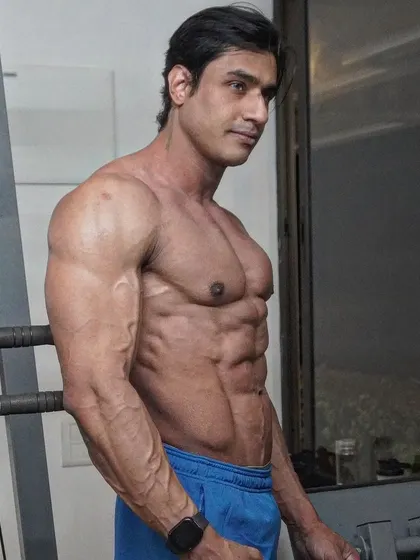 1% better. Daily improving, straight hustling. A classic physique pose showing the results of small, consistent efforts over time.