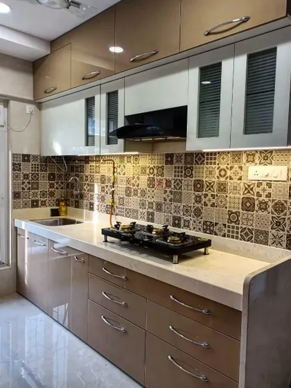 A practical and stylish kitchen featuring patterned backsplash tiles that add a traditional touch. We used a combination of open and closed cabinets, including some with fluted glass, to provide a mix of storage and display options.