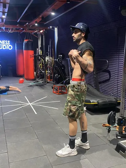A client checking his progress mid-workout. Seeing the results of your hard work, like developing core definition, is a powerful motivator.