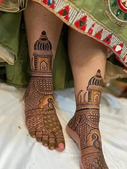 This foot design features architectural motifs, with palace-like structures and peacocks, creating a royal and unique look.