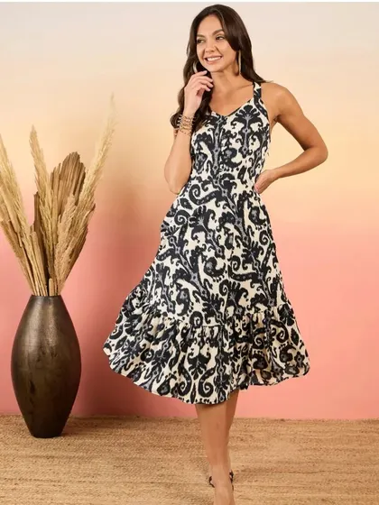 A full view of the printed summer dress. Renting is a great way to have a fresh look for every occasion without cluttering your wardrobe.