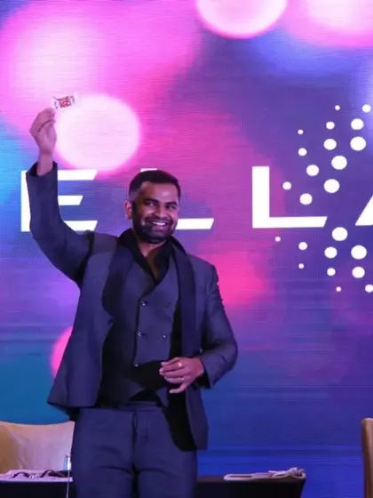 A triumphant moment on stage during a corporate show for Stellantis. This is the feeling of a successful illusion that has left the audience amazed and entertained.