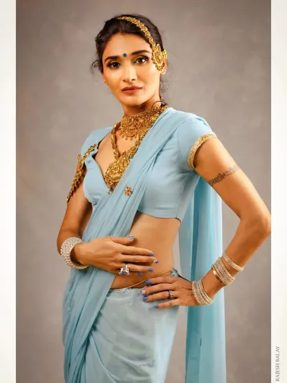 For this temple jewellery shoot, I opted for a classic look with a modern twist. The makeup features a subtle gold shimmer on the eyes to echo the jewellery, paired with a clean base and defined brows.